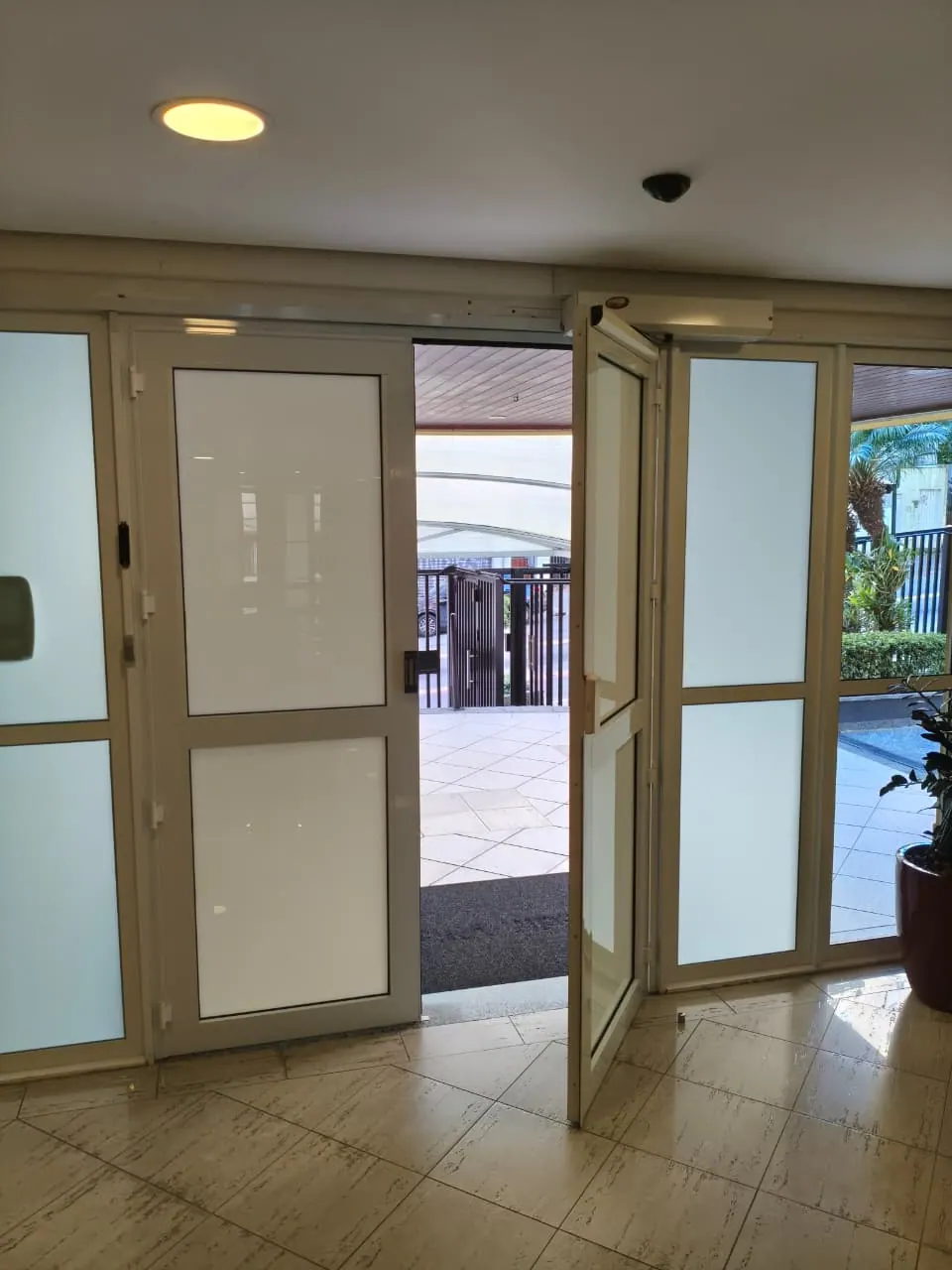 Porta de vidro em registro disponibilizado pela NPP
