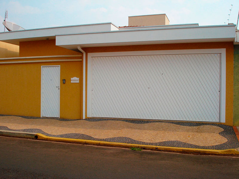 PORTÃO BASCULANTE EM LAMBRI DE AÇO LAG-004